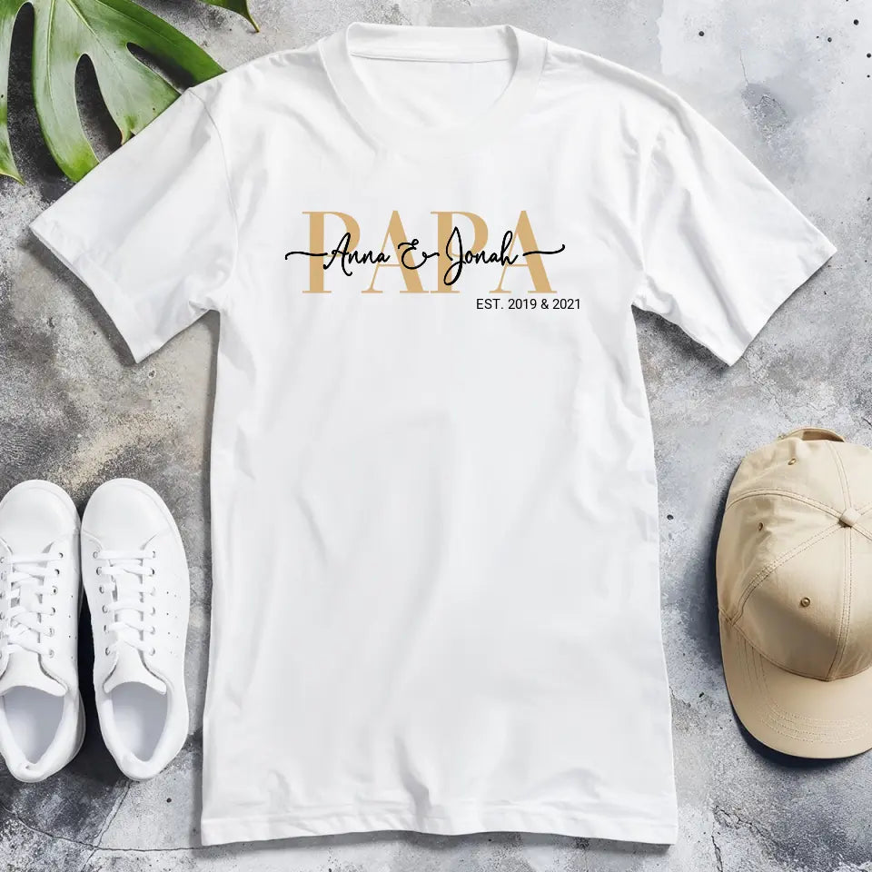 Personalisiertes T-Shirt - Papa Schriftzug mit Kindernamen