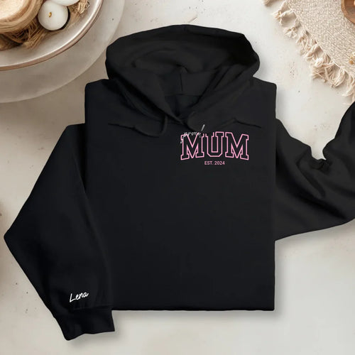 Personalisierter Hoodie - Mum/Mama/Oma EST. (kleinere Grafik) mit Kindernamen auf Ärmel