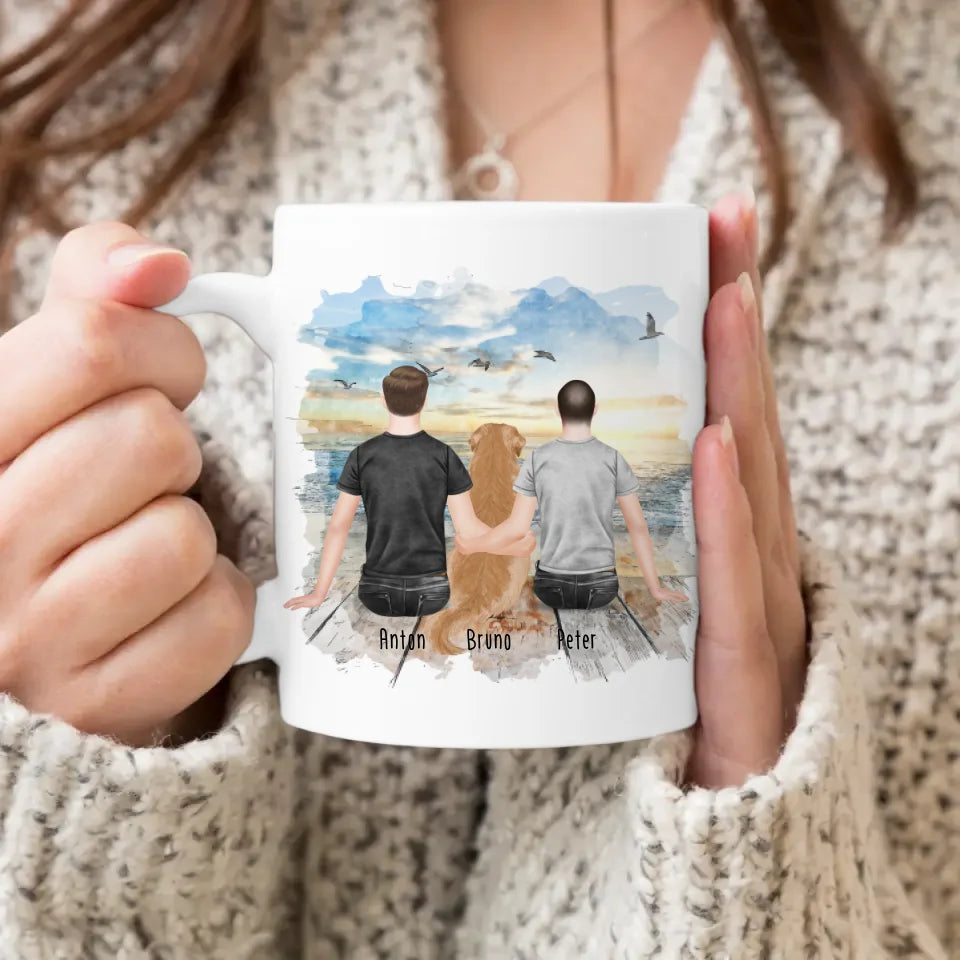 Personalisierte Tasse - 2 Männer + 1 Hund (Hund in der Mitte)