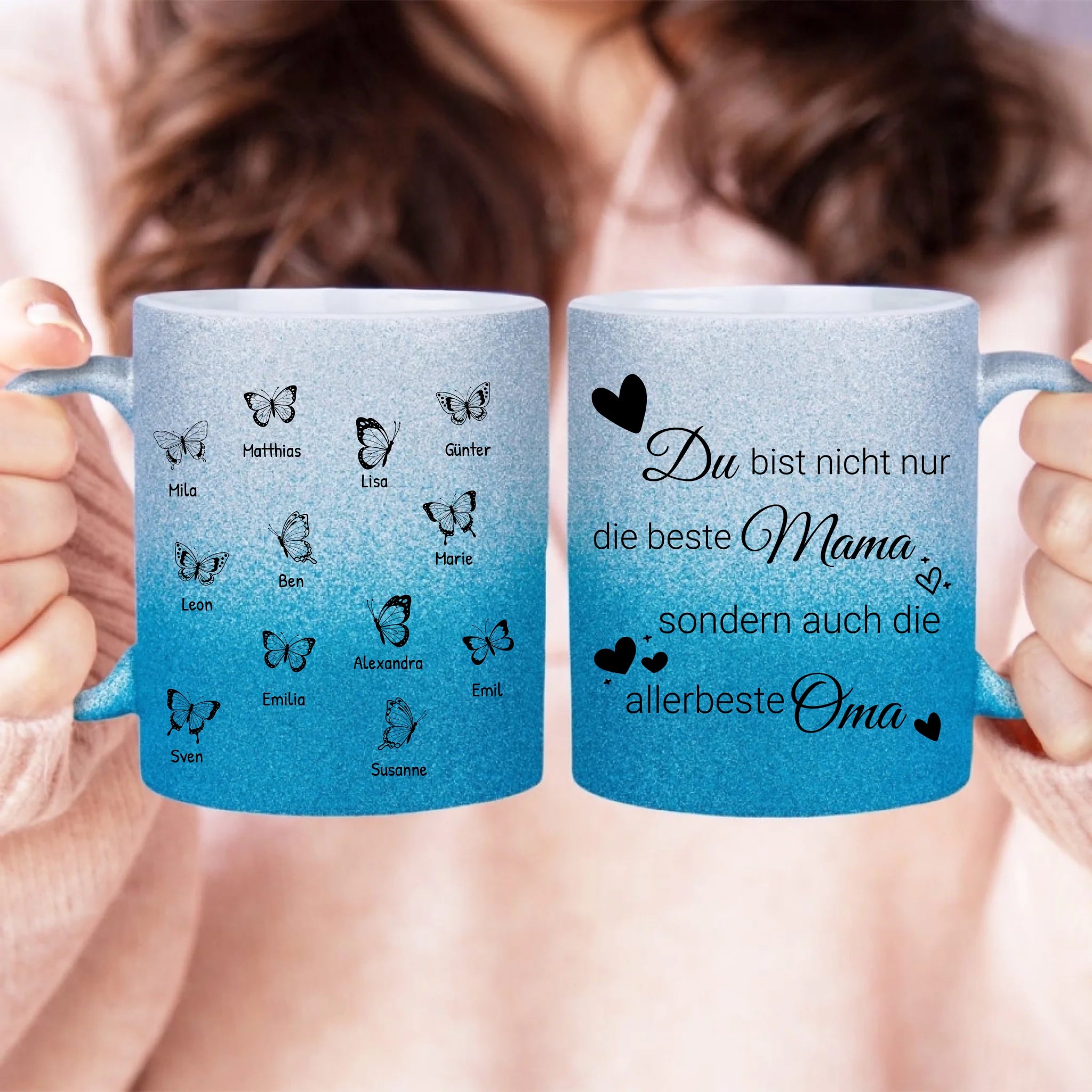 Personalisierte Glitzertasse - Du bist nicht nur die beste Mama sondern auch die allerbeste Oma mit 1-12 Schmetterlingen/Namen