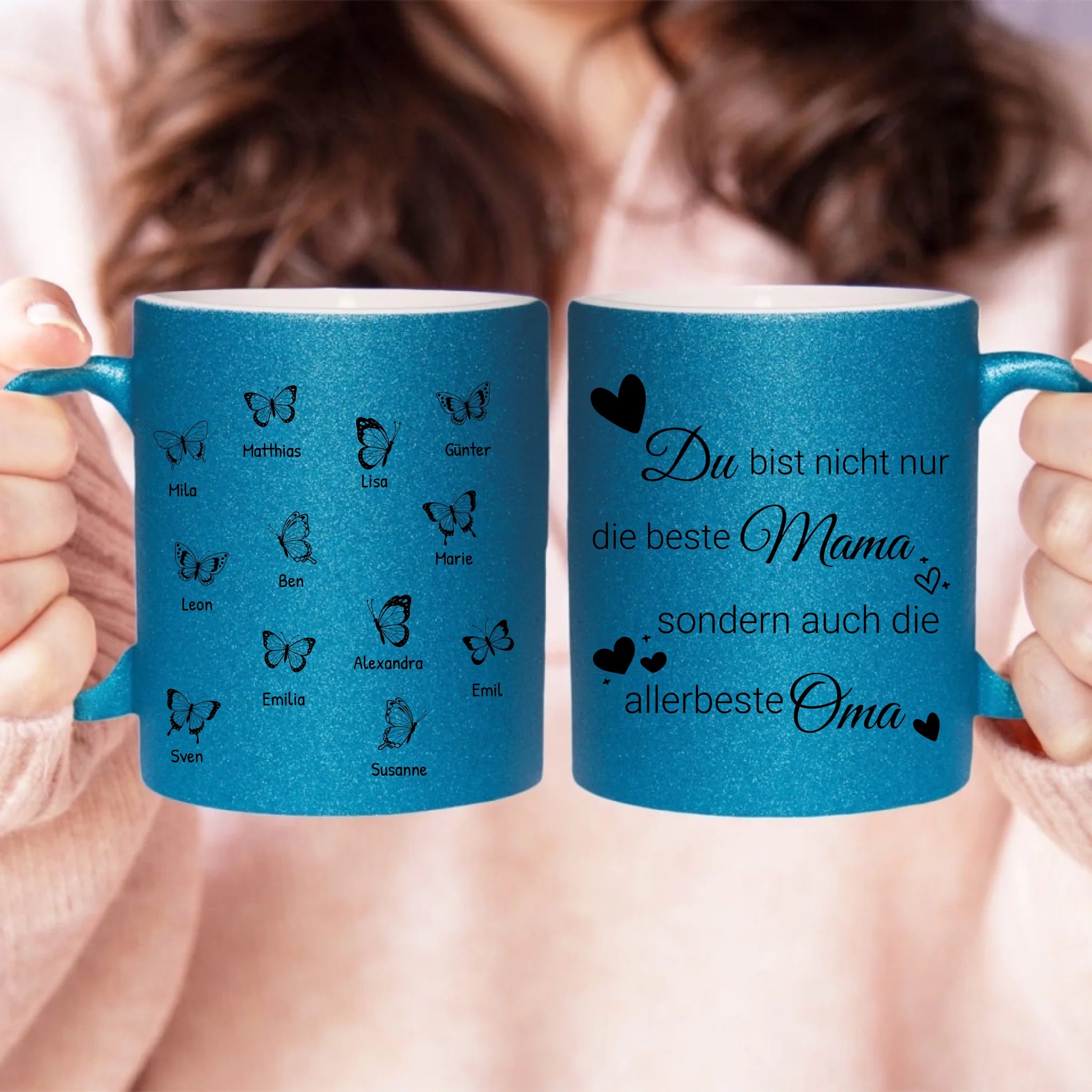 Personalisierte Glitzertasse - Du bist nicht nur die beste Mama sondern auch die allerbeste Oma mit 1-12 Schmetterlingen/Namen