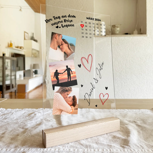 Personalisierte Acrylglasplatte - Der Tag an dem unsere Reise begann - Mit Kalender und Bildern