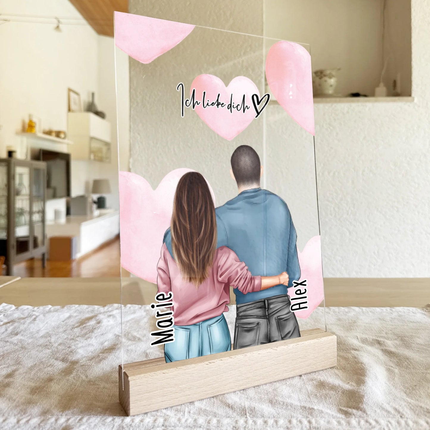 Personalisierte Acrylglasplatte mit Paar stehend und Herzen